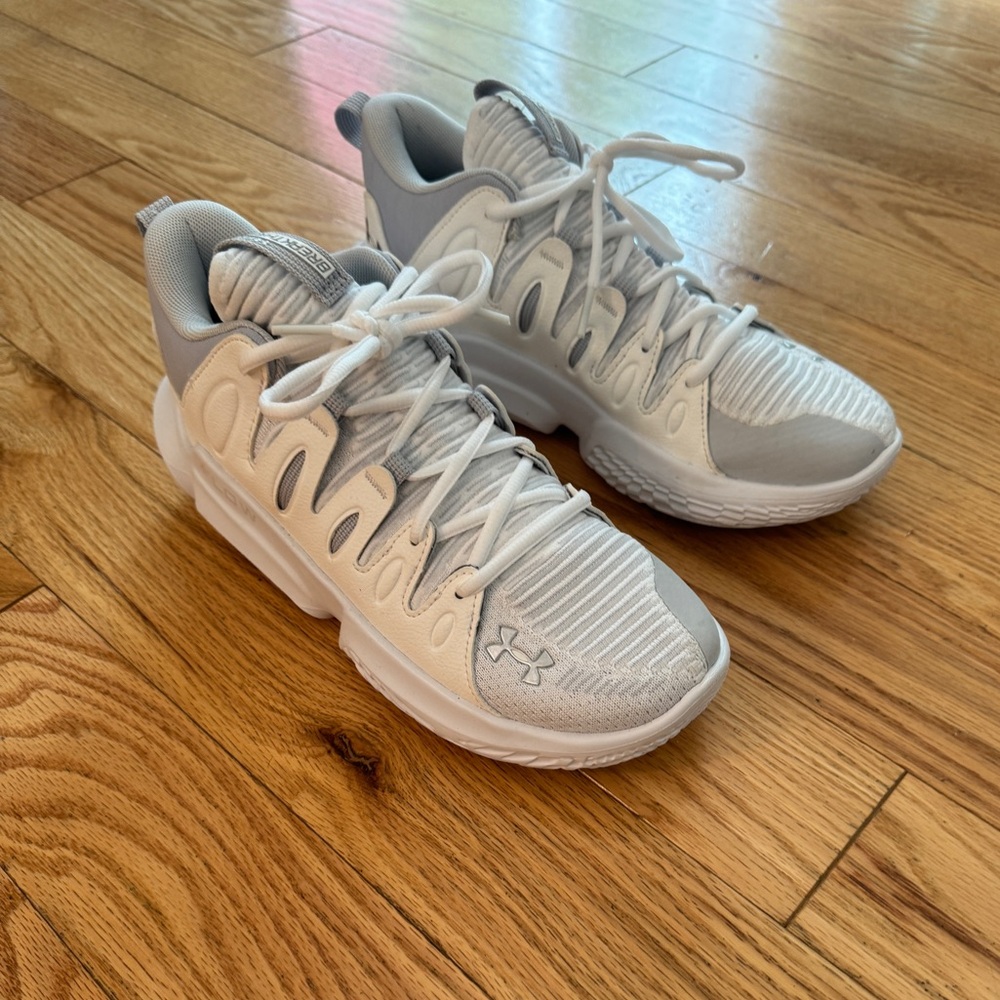 NEW Woman’s Flow Breakthru Basketball Shoes